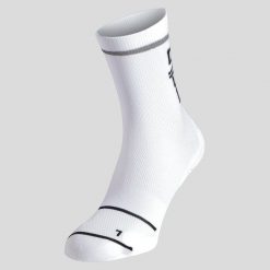Skarpety Odlo CERAMICOOL REFLECTIVE. Białe skarpetki damskie Odlo, bez wzorów, z elastanu. Za 89.15 zł.