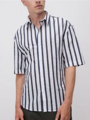 Koszula w paski comfort fit - granatowy. Niebieskie koszule męskie Reserved, l, bez wzorów, z bawełny, bez kołnierzyka, bez ramiączek. W wyprzedaży za 79.99 zł.