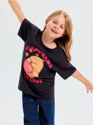Bawełniana koszulka z nadrukiem Capybara - czarny. Czarne koszulki dziewczęce Sinsay, l, bez wzorów, z bawełny, bez ramiączek. Za 15.99 zł.