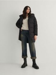 Pikowany płaszcz - czarny. Czarne płaszcze damskie Reserved, l, bez wzorów, z tkaniny. W wyprzedaży za 79.99 zł.