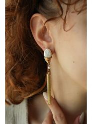 Pierres delicates Pozłacane kolczyki-wkrętki z masą perłową rozmiar: onesize. Białe kolczyki damskie Pierres delicates, z perłą, pozłacane. Za 139.54 zł.