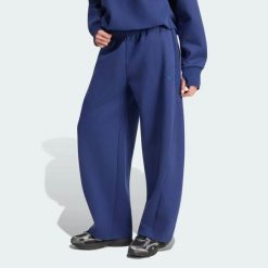 ZIMOWE SPODNIE BARREL Z DZIANINY SOFT LUX. Niebieskie spodnie materiałowe damskie Adidas, bez wzorów, z bawełny, eleganckie. Za 329.00 zł.