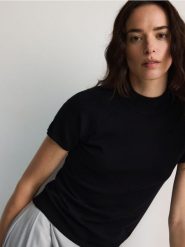 Sweter z krótkimi rękawami - czarny. Czarne swetry klasyczne damskie Reserved, l, z dzianiny, bez kołnierzyka. W wyprzedaży za 39.99 zł.