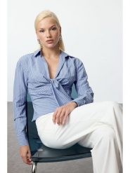 Trendyol Koszula w kolorze błękitnym rozmiar: 38. Niebieskie koszule damskie Trendyol, bez wzorów, bez kołnierzyka, bez ramiączek. Za 119.40 zł.