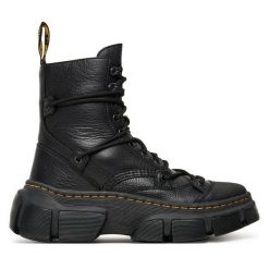 Trzewiki Dr. Martens. Czarne botki damskie Dr. Martens, bez obcasa, na płaskiej podeszwie, bez zapięcia. Za 799.99 zł.