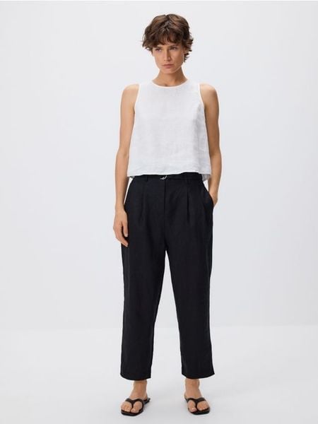 Lniane spodnie z paskiem - czarny. Czarne spodnie materiałowe damskie Reserved, bez wzorów. W wyprzedaży za 59.99 zł.