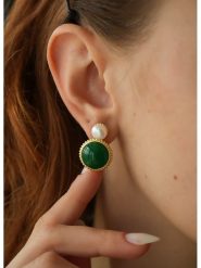 L'Atelier de Gaia Pozłacane kolczyki z perłami i agatami rozmiar: onesize. Białe kolczyki damskie L'Atelier de Gaia, z agatem, pozłacane. Za 117.73 zł.