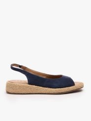 Granatowe wsuwane sandały. Niebieskie sandały damskie Ryłko, bez wzorów, ze skóry, bez obcasa, na koturnie. Za 379.99 zł.