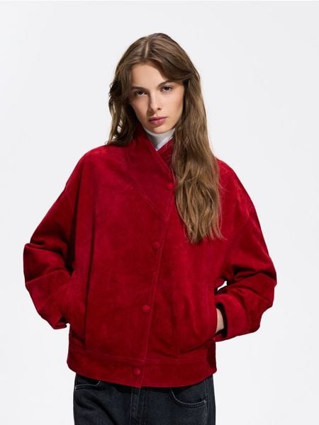 Zamszowa kurtka oversize - czerwony. Czerwone kurtki damskie Reserved, l, bez wzorów, z zamszu, bez kaptura. Za 599.99 zł.