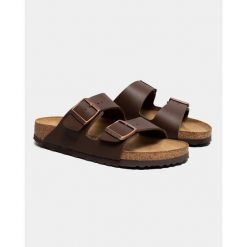 Klapki damskie Birkenstock Arizona BF. Brązowe klapki damskie Birkenstock, bez wzorów, z materiału, bez obcasa. Za 380.66 zł.
