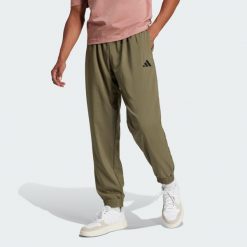 Spodnie Essentials Small Logo Stanford. Brązowe spodnie sportowe męskie Adidas, z materiału. Za 179.00 zł.