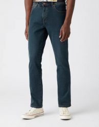 MĘSKIE SPODNIE JEANSOWE WRANGLER TEXAS SLIM DARK DUST W12S2837E 112144749. Spodnie materiałowe męskie Wrangler, bez wzorów, z jeansu. Za 199.99 zł.