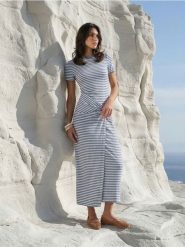 Sukienka midi w paski z domieszką wiskozy - wielobarwny. Sukienki damskie Sinsay, l, bez wzorów, z wiskozy, bez kołnierzyka, bez ramiączek, midi. Za 49.99 zł.