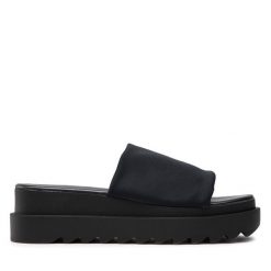 Klapki Bata. Czarne klapki damskie Bata, bez wzorów, bez obcasa. Za 179.99 zł.