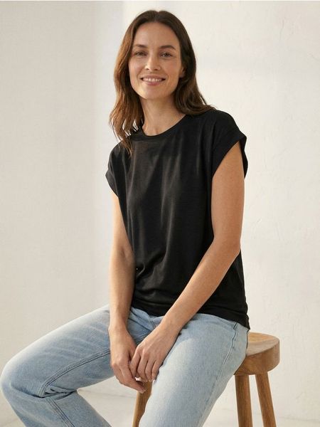 Koszulka z krótkim rękawem - czarny. Czarne t-shirty damskie Sinsay, l, bez wzorów, bez kołnierzyka. W wyprzedaży za 13.99 zł.