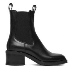Botki GINO ROSSI. Czarne botki damskie Gino Rossi, bez obcasa, na słupku, bez zapięcia. Za 369.99 zł.