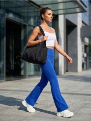 Spodnie flare - niebieski. Niebieskie spodnie materiałowe damskie Sinsay, bez wzorów. Za 39.99 zł.