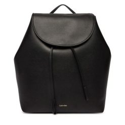 Plecak Calvin Klein. Czarne plecaki damskie CALVIN KLEIN, bez wzorów. Za 579.99 zł.