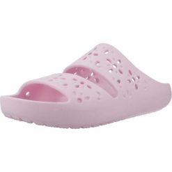 Sandały CROCS CLASSIC FLORAL CUT OUT SAND Rose. Czerwone sandały damskie Crocs, bez wzorów, z gumy, bez obcasa. Za 179.00 zł.