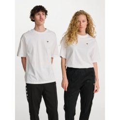 Koszulka Hummel Loose Bee. Białe bluzki sportowe damskie HUMMEL, bez kołnierzyka, bez ramiączek. Za 135.75 zł.