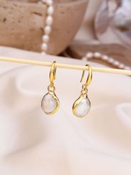 L'Atelier de Gaia Pozłacane kolczyki z perłami rozmiar: onesize. Białe kolczyki damskie L'Atelier de Gaia, z perłą, pozłacane, z zapięciem typu bigiel. Za 86.99 zł.