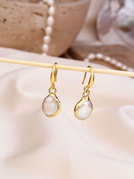 L'Atelier de Gaia Pozłacane kolczyki z perłami rozmiar: onesize. Białe kolczyki damskie L'Atelier de Gaia, z perłą, pozłacane, z zapięciem typu bigiel. Za 86.99 zł.