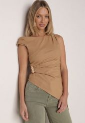 Beżowa Bawełniana Bluzka o Asymetrycznym Marszczonym Kroju z Aplikacją Omphasia. Brązowe bluzki damskie Born2be, m, z aplikacjami, z bawełny, eleganckie, z asymetrycznym kołnierzem, bez ramiączek. Za 99.99 zł.