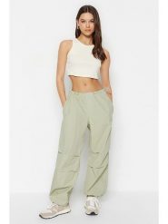 Trendyol Spodnie w kolorze jasnozielonym rozmiar: 34. Zielone spodnie materiałowe damskie Trendyol, bez wzorów, z bawełny, z podwyższonym stanem. Za 91.45 zł.