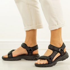 Czarne lekkie sandały damskie Filippo Ds7032/26. Czarne sandały damskie Filippo, bez wzorów, z materiału, bez obcasa, na płaskiej podeszwie. Za 149.00 zł.