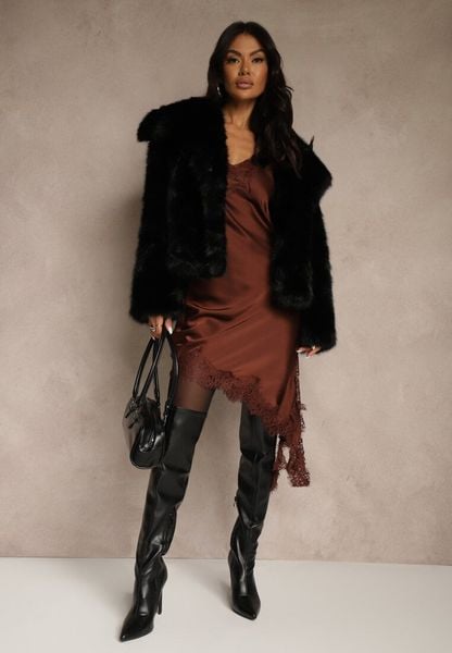 Brązowa Satynowa Sukienka Asymetryczna z Koronką Monoria. Brązowe sukienki damskie Renee, l, z aplikacjami, z koronki, z asymetrycznym kołnierzem, bez ramiączek, midi, asymetryczne. Za 129.99 zł.