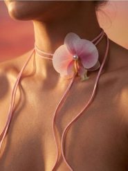 Wiązany materiałowy naszyjnik z kwiatem - wielobarwny. Naszyjniki damskie Sinsay. Za 12.99 zł.