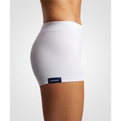 Obcisłe spodenki damskie 2.0. Białe szorty damskie NORDICDOTS, bez wzorów, z elastanu, sportowe. Za 150.00 zł.