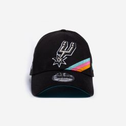 Czapka z daszkiem do koszykówki New Era NBA San Antonio Spurs. Czapki męskie New Era, bez wzorów, klasyczne. Za 129.99 zł.