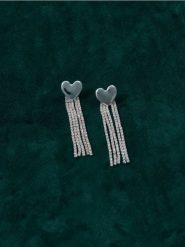 Kolczyki w kształcie serca z błyszczącym wykończeniem - srebrny. Szare kolczyki damskie Sinsay, srebrne. Za 15.99 zł.