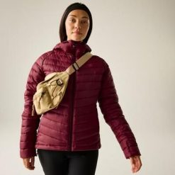 Kurtka pikowana damska Air Lite. Czerwone kurtki damskie Dare 2b, bez wzorów, z poliesteru, bez kaptura. W wyprzedaży za 379.99 zł.