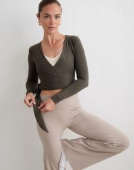 Damski top bezszwowy, kopertowy, z regulowanymi wiązaniami Shape zieleń dark ivy. Zielone topy sportowe damskie Aim'n, xs, bez wzorów, z dzianiny, bez ramiączek. Za 261.00 zł.