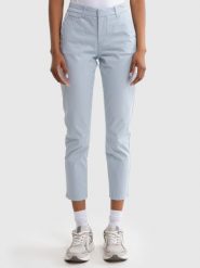 Spodnie damskie chinosy slim niebieskie Riana 400. Niebieskie spodnie materiałowe damskie Big Star, bez wzorów, z bawełny, eleganckie. W wyprzedaży za 119.99 zł.