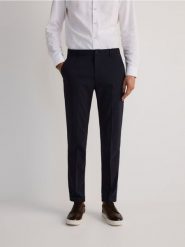 Spodnie chino slim z wiskozą - granatowy. Niebieskie spodnie materiałowe męskie Reserved, bez wzorów, z tkaniny. W wyprzedaży za 49.99 zł.