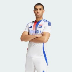 Koszulka Olympique Lyonnais 24/25 Home. Białe t-shirty sportowe męskie Adidas, xl, z materiału, bez ramiączek, do piłki nożnej. Za 449.00 zł.