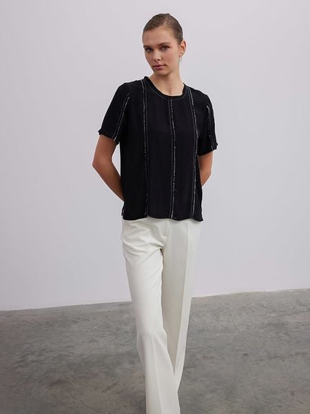 BGN Bluzka w kolorze czarnym rozmiar: 38. Czarne bluzki damskie BGN, bez wzorów, z wiskozy, bez kołnierzyka, bez ramiączek. Za 65.23 zł.