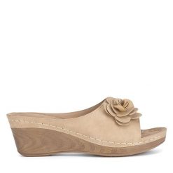 Klapki Clara Barson. Brązowe klapki damskie Clara Barson, bez wzorów, bez obcasa. Za 62.99 zł.