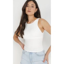 Biały Top Metochis. Białe topy damskie Born2be, s, bez wzorów, z dzianiny, bez kołnierzyka. Za 39.99 zł.