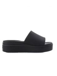 Crocs Klapki "Brooklyn" w kolorze czarnym rozmiar: 34/35. Czarne klapki damskie Crocs, bez wzorów, bez obcasa, na platformie. Za 127.65 zł.