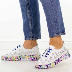 Białe ażurowe skórzane półbuty damskie S.Barski 5972. Białe półbuty damskie S.BARSKI, w ażurowe wzory, z jeansu, casualowe, z okrągłym noskiem, bez obcasa, na płaskiej podeszwie. Za 219.00 zł.