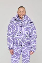 Elegancka kurtka puchowa – fioletowy wir. Fioletowe kurtki damskie OOSC, s, bez wzorów, z materiału. Za 1,592.99 zł.