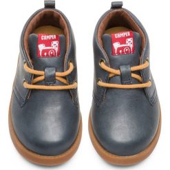 Botki "Bryn" w kolorze granatowym. Niebieskie buciki dla niemowląt Camper, bez zapięcia. W wyprzedaży za 159.95 zł.