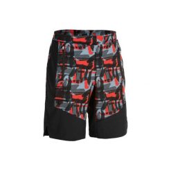 Spodenki fitness kardio męskie FST 500 czerwone AOP. Czerwone szorty męskie DOMYOS, m, z elastanu, na fitness i siłownię. Za 59.99 zł.