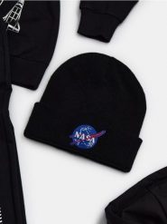 Czapka beanie NASA - czarny. Czarne czapki męskie Sinsay, bez wzorów. Za 19.99 zł.