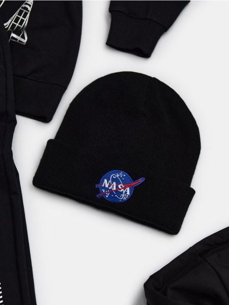 Czapka beanie NASA - czarny. Czarne czapki męskie Sinsay, bez wzorów. Za 19.99 zł.