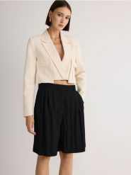 Szorty z lyocellem - czarny. Czarne szorty damskie Reserved, bez wzorów, z lyocellu. W wyprzedaży za 59.99 zł.